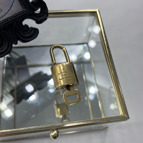 Louis Vuitton #319 Lock and Key - Authentic - Picture 6 of 8